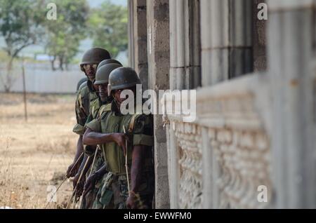 Les trains de l'armée de la Sierra Leone à l'extérieur de Freetown avant un déploiement de maintien de la paix en Somalie. Banque D'Images