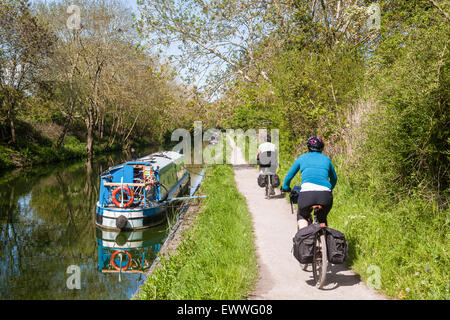 Chemin du canal utilisé par les cyclistes et les randonneurs. Randonnée à vélo le long du chemin cycliste ici à côté de Kennet and Avon Canal. Campagne offrant un s Banque D'Images