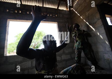 Les trains de l'armée de la Sierra Leone à l'extérieur de Freetown avant un déploiement de maintien de la paix en Somalie. Banque D'Images