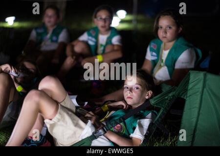 Un groupe d'éclaireuses reste autour d'un feu de camp pendant la première Maison Blanche Campout avec cinquante filles de quatrième année dans le cadre de l'Let's Move ! L'initiative de l'extérieur sur la pelouse Sud de la Maison Blanche le 30 juin 2015 à Washington, DC. Banque D'Images