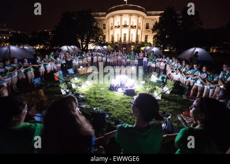 Washington DC, USA. 30 Juin, 2015. Girl Scouts participer à un cercle de l'amitié autour d'un feu de camp pendant la première Maison Blanche Campout avec cinquante filles de quatrième année dans le cadre de l'Let's Move ! L'initiative de l'extérieur sur la pelouse Sud de la Maison Blanche le 30 juin 2015 à Washington, DC. Banque D'Images