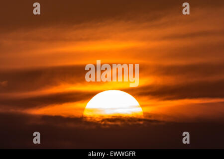 Londres, Royaume-Uni. 1er juillet 2015. Coucher du soleil chaud sur Londres City Crédit : Guy Josse/Alamy Live News Banque D'Images