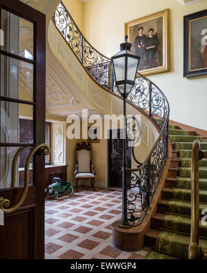 Escalier circulaire avec green runner dans hall d'entrée du château avec un sol en marbre et en stuc Banque D'Images