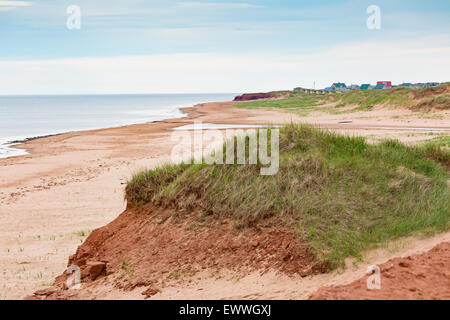 Plage déserte sur la côte nord de l'Île du Prince Édouard, Canada. Banque D'Images