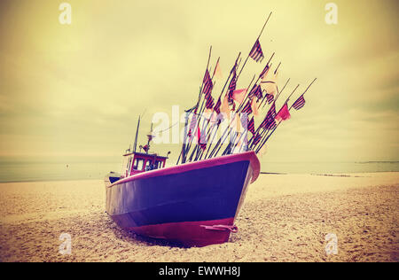 Retro style instagram photo de bateau de pêche sur une plage. Banque D'Images