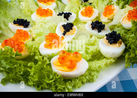 Oeufs de caille servi avec la truite, le saumon et le caviar d'esturgeon, vue du dessus Banque D'Images