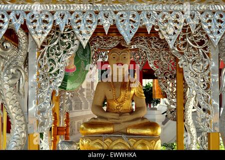 Chiang Mai, Thaïlande : Stone Buddha assis dans la position du lotus bien installé dans un pavillon décoré d'argent au Wat Mahawan Banque D'Images