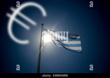 L'euro en baisse, de brandir le drapeau grec avant de soleil sur ciel bleu, illustration Banque D'Images