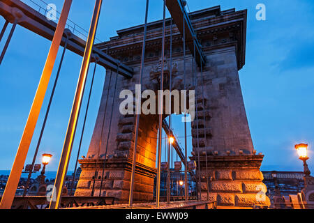 Pont des chaînes pendant le lever du soleil Banque D'Images