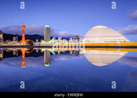 Kobe, Japon skyline avec flaque réflexions. Banque D'Images