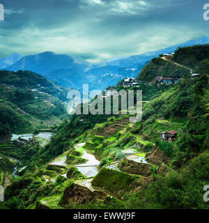 Vue panoramique étonnante des rizières en terrasses des champs dans la province d'Ifugao montagne sous ciel nuageux ciel bleu. Philippines Banaue, son l'UNESCO Banque D'Images