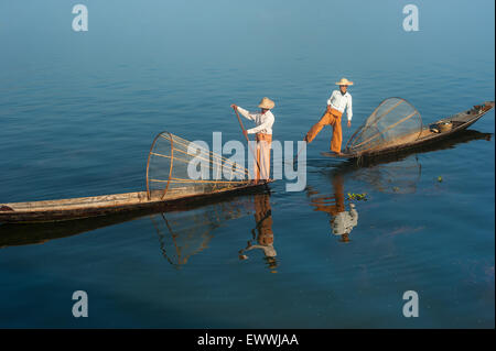 Pêcheur birman sur bambou voile prendre du poisson en mode traditionnel avec des net. Lac Inle, Myanmar (Birmanie) billet gam Banque D'Images