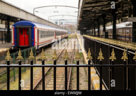 Des barres de fer dans la gare historique de Haydarpasa avec des wagons de chemin de fer Banque D'Images