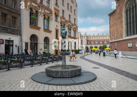 La vieille ville de Cracovie et à la fontaine en direction de la place du marché, avec la Halle aux draps en arrière-plan, Cracovie, Pologne Banque D'Images