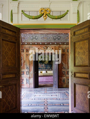 Voir à travers les doubles portes de saloon dallées de marbre, Banque D'Images