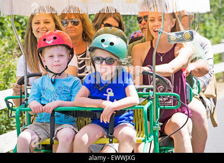 Un groupe ou une famille avec enfants sur une sortie en famille à bord d'un panier de vélo dans la région de Farewell Bend, Oregon, Parc Banque D'Images