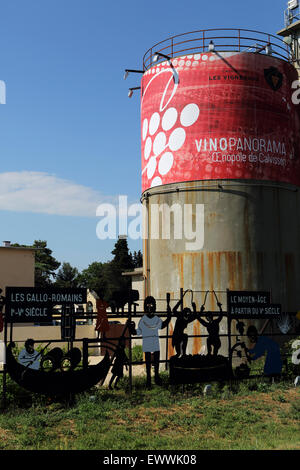 Le Vinopanorama wine centre d'interprétation à Calvisson, France. Banque D'Images