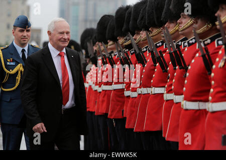 Ottawa, Canada. 1er juillet 2015. Le gouverneur général du Canada David Johnston inspecte la Garde de cérémonie durant les festivités de la fête du Canada sur la Colline du Parlement à Ottawa, Canada, le 1 juillet 2015. Crédit : David Kawai/Xinhua/Alamy Live News Banque D'Images