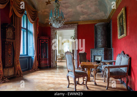 Cheminée Renaissance dans la salle seigneuriale avec un plafond voûté, de parquet et de meubles anciens Banque D'Images