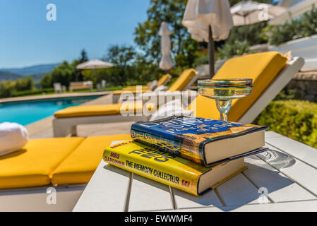 Chaises Chaises longues jaune lumineux moderne au bord de la piscine Banque D'Images