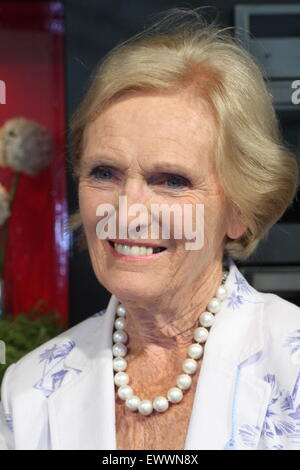 Plat légendaire Cook, Mary Berry réduite à Chatsworth Country Fair 2013 Peak District, Derbyshire, Angleterre, Royaume-Uni Banque D'Images