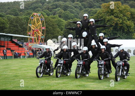 Les Casques blancs Signaux Royal Motorcylcle display team effectuer à Chatsworth Country Fair, Derbyshire Peak District England UK Banque D'Images