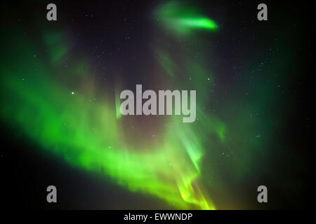 Northern Lights remplissant le ciel de nuit sur l'Islande en hiver Banque D'Images