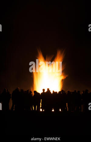 Silhouettes d'un groupe de personnes en vue d'un feu dans la nuit Banque D'Images