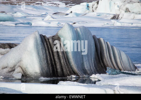 Berg de glace flottant dans la lagune glaciaire en Islande, plus gros icebergs dans l'arrière-plan Banque D'Images