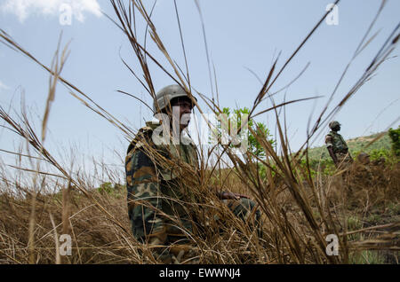 Les trains de l'armée de la Sierra Leone à l'extérieur de Freetown avant un déploiement de maintien de la paix en Somalie. Banque D'Images