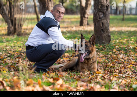 Homme avec chien berger allemand Banque D'Images