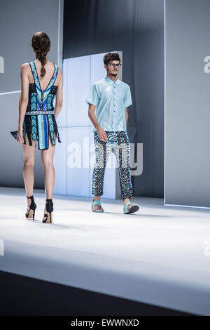 Barcelone, Catalogne, Espagne. 1er juillet 2015. Modèles sur le podium à présenter le nouveau Custo Barcelona Printemps/été 2016 collection de la 080 Barcelona Fashion. Credit : Matthias Rickenbach/ZUMA/ZUMAPRESS.com/Alamy fil Live News Banque D'Images