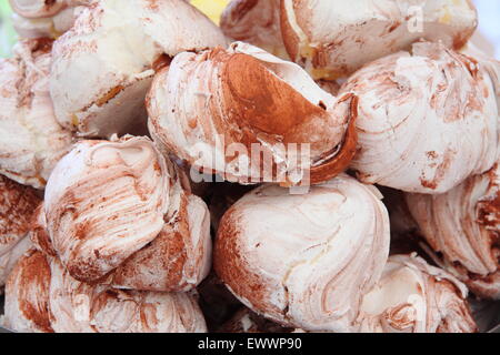 Une pile de meringues au chocolat sont proposés à la vente à un décrochage de l'alimentation dans le Derbyshire, Angleterre, Royaume-Uni Banque D'Images