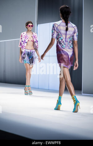 Barcelone, Catalogne, Espagne. 1er juillet 2015. Modèles sur le podium à présenter le nouveau Custo Barcelona Printemps/été 2016 collection de la 080 Barcelona Fashion. Credit : Matthias Rickenbach/ZUMA/ZUMAPRESS.com/Alamy fil Live News Banque D'Images