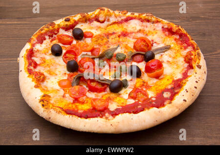 Pizza aux anchois et olives de table en bois Banque D'Images