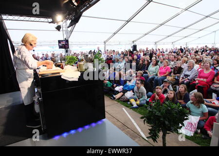 La légendaire plat Cook, Mary Berry donne une démonstration culinaire à Chatsworth Pays Angleterre Derbyshire Peak District juste Banque D'Images