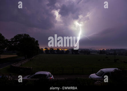 Teesdale, Barnard Castle, comté de Durham au Royaume-Uni. 2 juillet, 2015. Météo britannique. Les orages ont continué d'affecter le Nord de l'Angleterre durant la nuit. Ici la foudre dans le ciel des traînées et des grèves de la hauteur qui entourent la ville. . Crédit : David Forster/Alamy Live News Banque D'Images