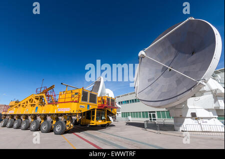 Télescope et véhicule de transport à l'ALMA (Atacama Large Millimeter/submillimeter Array), l'Observatoire désert d'Atacama, au Chili. Banque D'Images