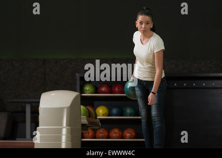 Les jeunes femmes Bowling Banque D'Images