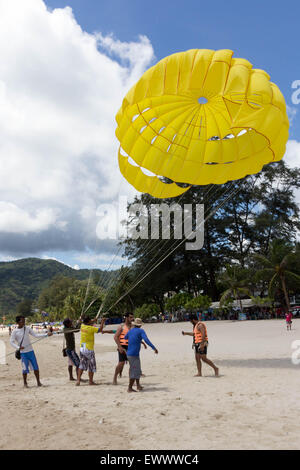 Phuket, Thailand-May 5e 2015 : les opérateurs préparent un parachute pour le client suivant. Banque D'Images