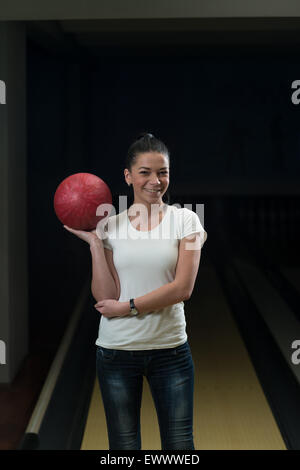 Les jeunes femmes Bowling Banque D'Images