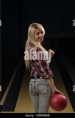 Les jeunes femmes Bowling Banque D'Images