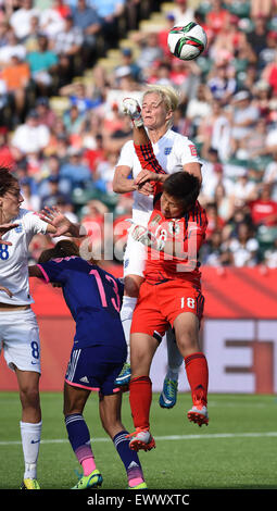 (150702) -- Edmonton, juillet. 02, 2015 (Xinhua) -- le gardien du Japon Ayumi Kaihori (bas) du Japon enregistre un coup franc contre Katie Chapman, de l'Angleterre durant la demi-finale à la FIFA 2015 Coupe du Monde féminine à Edmonton, Canada, Juillet 1, 2015. Le Japon a gagné 2-1 et est qualifié pour la finale. (Xinhua/Wang Yuguo) Banque D'Images