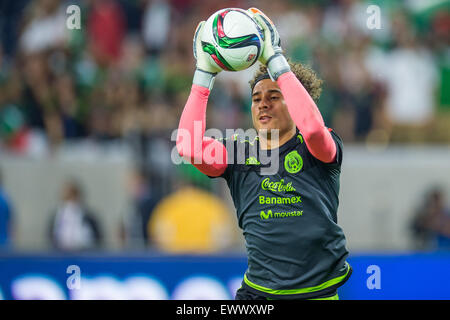 Houston, TX, USA. 1er juillet 2015. Mexique Le gardien Guillermo Ochoa (13) se réchauffe avant un match de football international entre le Honduras et le Mexique à NRG Stadium à Houston, TX. Trask Smith/CSM/Alamy Live News Banque D'Images