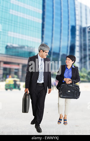 2 Indian Business partner Walking Talking Banque D'Images