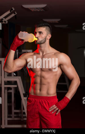 Des hommes musclés l'eau potable de Shaker Banque D'Images