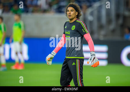 Houston, TX, USA. 1er juillet 2015. Mexique Le gardien Guillermo Ochoa (13) se réchauffe avant un match de football international entre le Honduras et le Mexique à NRG Stadium à Houston, TX. Trask Smith/CSM/Alamy Live News Banque D'Images