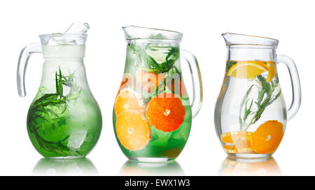 Collection de pichets en verre avec de l'eau infusée estragon detox Banque D'Images