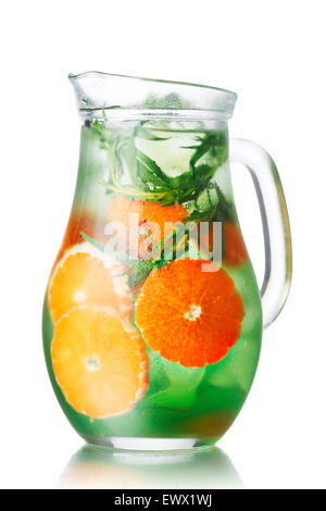 Pichets en verre avec l'estragon (mandarine) de l'eau infusée tarkhun detox Banque D'Images
