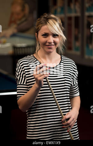 Portrait d'un jeune modèle féminin en jouant au billard Banque D'Images